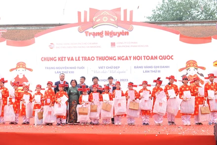 Các bạn Trạng nguyên toàn tài được nguyên Phó Chủ tịch nước Trương Mỹ Hoa và đại diện Ban tổ chức trao giấy khen và phần thưởng. (Ảnh: HUY HOÀNG)
