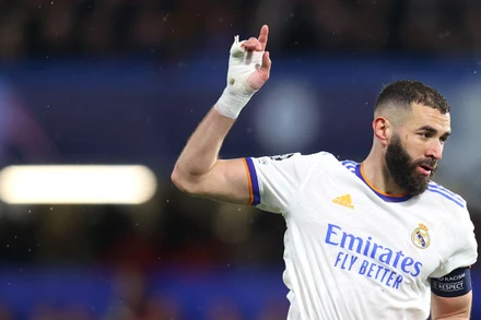 Hình ảnh "chiếc băng trắng" đã gắn liền với Benzema từ năm 2019 với chấn thương ở tay. (Ảnh: Goal)