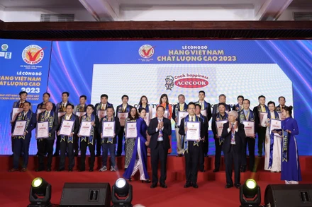 Trao chứng nhận cho 519 doanh nghiệp đạt nhãn hiệu hàng Việt Nam chất lượng cao năm 2023.