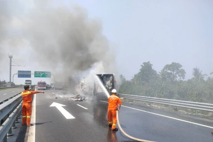Lực lượng Cảnh sát phòng cháy, chữa cháy có mặt tại hiện trường để hỗ trợ dập tắt ngọn lửa.