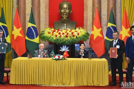 Chủ tịch nước Lương Cường và Tổng thống Luiz Inácio Lula da Silva chứng kiến lễ trao văn kiện hợp tác giữa VFF và CBF. (Ảnh: THỦY NGUYÊN)