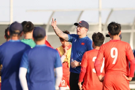 Huấn luyện viên trưởng Cristiano Roland dặn dò các cầu thủ U17 Việt Nam trong buổi tập. (Ảnh: VFF)