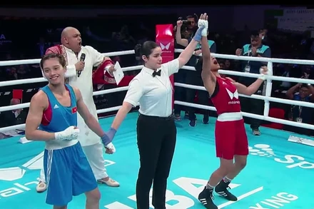 Trọng tài tuyên bố chiến thắng chung cuộc thuộc về Nikhat Zareen. 