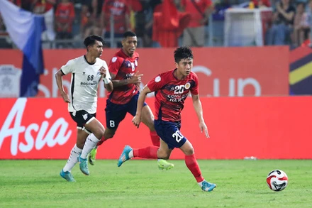 Công an Hà Nội (áo đỏ) áp đảo thế trận trước đại diện đến từ Indonesia. 