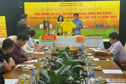 Ban tổ chức công bố Cúp vô địch, các bộ huy chương và áo thi đấu chính thức của giải đấu. 