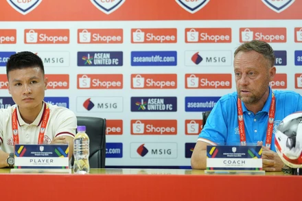 Huấn luyện viên Mano Polking và tiền vệ Nguyễn Quang Hải tại buổi họp báo. (Ảnh: BTC)