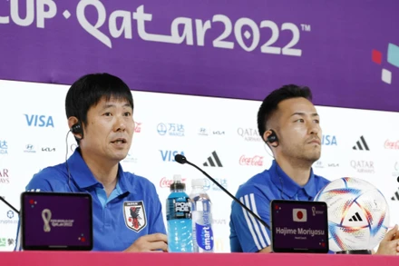 HLV Hajime Moriyasu cùng đội trưởng Maya Yoshida tại buổi họp báo trước trận đấu. (Ảnh: FIFA)