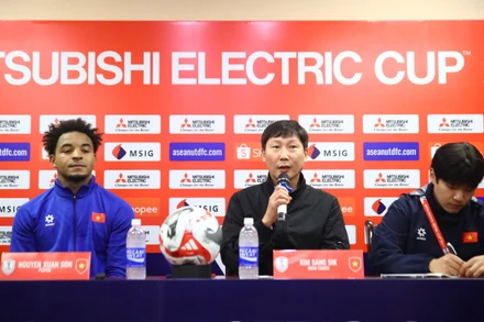 Huấn luyện viên Kim Sang Sik và tiền đạo Nguyễn Xuân Son tại buổi họp báo sau trận đấu gặp Myanmar. (Ảnh: SƠN TÙNG)