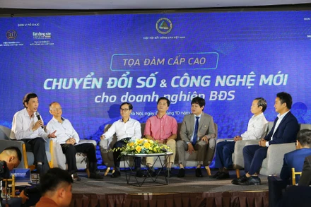 Các chuyên gia về kinh tế, bất động sản, công nghệ cùng lãnh đạo các doanh nghiệp thảo luận về sự cấp thiết của chuyển đổi số trong bất động sản. 