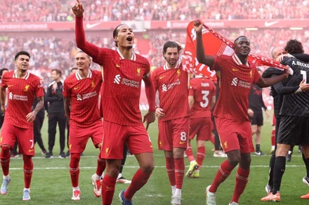 Đội trưởng Virgil van Dijk ăn mừng cùng các đồng đội sau khi trọng tài thổi còi kết thúc trận đấu. (Ảnh: Liverpool FC)