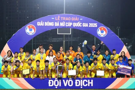 Các cô gái TP Hồ Chí Minh nâng cao chiếc cúp vô địch Cúp Quốc gia nữ 2025. (Ảnh: VFF)