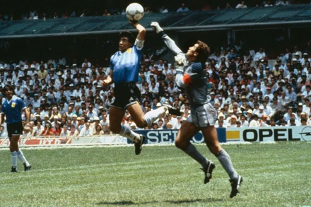 Pha bóng "Bàn tay của Chúa" của Maradona. (Nguồn: theguardian.com)