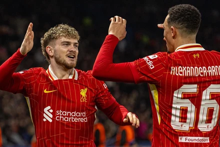 Harvey Elliott (trái) trở thành người hùng của Liverpool khi mang về bàn thắng muộn duy nhất. (Ảnh: Liverpool)