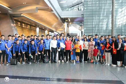 Đại diện Đại sứ quán Việt Nam và Cộng đồng người Việt Nam tại Qatar chào mừng đội tuyển U23 Việt Nam sang tập huấn và tham dự Vòng chung kết U23 châu Á 2024. (Ảnh: VFF)