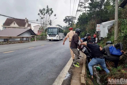 Công an và người dân hỗ trợ xử lý hiện trường. 