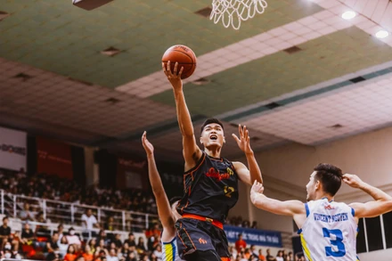 Nguyễn Huỳnh Phú Vinh lên rổ tấn công. (Ảnh: VBA)