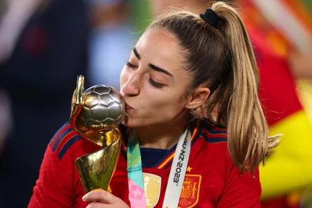 Olga Carmona và chiếc Cúp Vàng vô địch World Cup nữ 2023. (Ảnh: Getty)