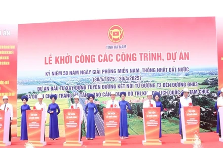Các đại biểu bấm nút khởi công các công trình, dự án kỷ niệm 50 năm ngày Giải phóng miền nam, thống nhất đất nước tại Hà Nam.