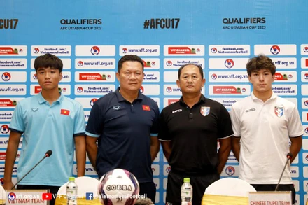 Huấn luyện viên Tsai Wen-yi cùng cầu thủ Lars Larsen của Đài Loan (Trung Quốc) đánh giá cao U17 Việt Nam trước trận đấu ngày mai (5/10). (Ảnh: VFF)