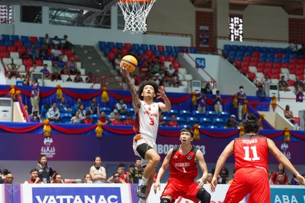 Khoa Trần lên rổ trước các tuyển thủ Indonesia. 