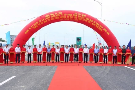 Phó Thủ tướng Trần Hồng Hà cùng đại diện lãnh đạo các đơn vị, địa phương thực hiện nghi thức thông xe kỹ thuật tuyến cao tốc bắc-nam đoạn qua Hà Tĩnh.