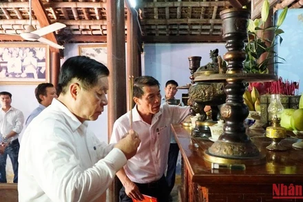 Trưởng Ban Tuyên giáo Trung ương Nguyễn Trọng Nghĩa và các thành viên trong Đoàn dâng hương tưởng niệm, bày tỏ lòng biết ơn vô hạn, tri ân sâu sắc đối với sự cống hiến của Đại tướng Nguyễn Chí Thanh. (Ảnh: CÔNG HẬU)