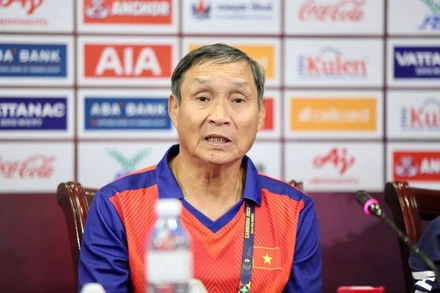 Huấn luyện viên Mai Đức Chung tại buổi họp báo chiều 11/5. (Ảnh: VFF)