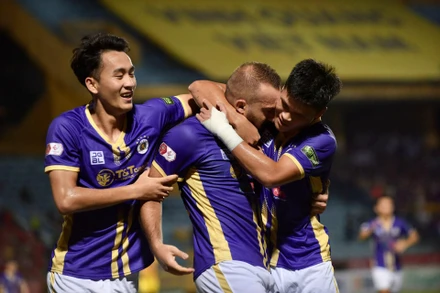 Các cầu thủ Hà Nội ăn mừng cùng ngoại binh Siladi Vladimir. 