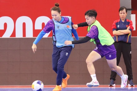 Các thành viên tuyển futsal nữ Việt Nam nỗ lực tập luyện cho trận khai màn. (Ảnh: VFF)