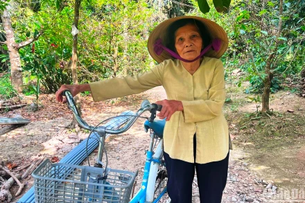 Bà Nết chạy xe đạp đến nhà thăm hỏi Hội viên Người cao tuổi.