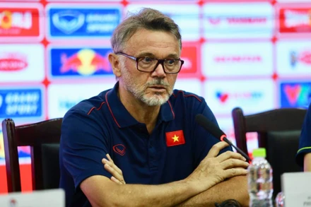 Huấn luyện viên Philippe Trousier phát biểu tại buổi họp báo, chiều 24/8. (Ảnh: VFF)