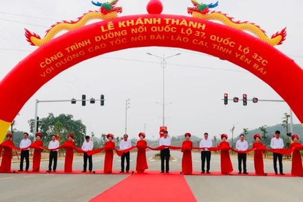 Lãnh đạo tỉnh Yên Bái cắt băng khánh thành công trình. (Ảnh: THANH SƠN)