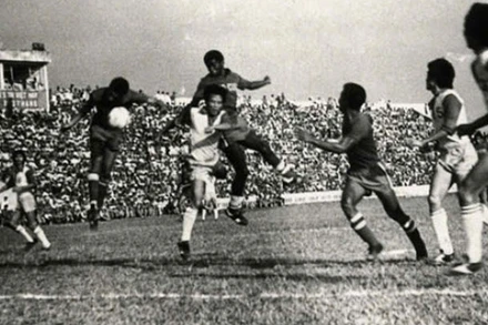 Cuộc hội ngộ bóng đá 2 miền nam-bắc trên sân Thống Nhất ngày 7/11/1976. (Ảnh tư liệu của These Football Times)