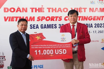 Tặng quà chúc mừng thành tích thi đấu của Đoàn Thể thao Việt Nam tại SEA Games 32.