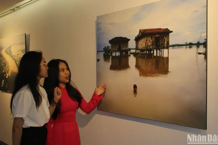 Khai mạc triển lãm ảnh nghệ thuật Mê Kông - Chuyện đôi bờ. (Ảnh: ANH ĐÀO)