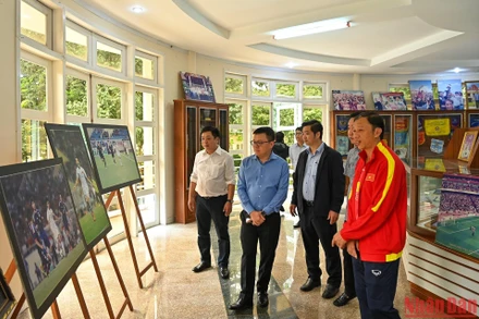 Tổng Biên tập Báo Nhân Dân Lê Quốc Minh cùng Đoàn công tác thăm phòng truyền thống Câu lạc bộ Hoàng Anh Gia Lai. 