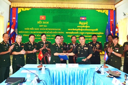 Lãnh đạo Bộ Chỉ huy Bộ đội Biên phòng tỉnh Đắk Lắk và Tiểu khu quân sự Mondulkiri, Campuchia ký biên bản hội đàm.