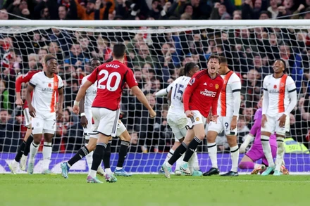 Lindelof ghi bàn thắng ấn định chiến thắng cho Manchester United trước Luton Town. (Ảnh: Premier League)