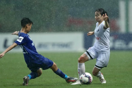 Hà Nội I (áo trắng) giành chiến thắng quan trọng. (Ảnh: VFF)