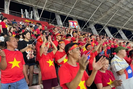 [Ảnh] Người hâm mộ tại Lào "tiếp lửa" cho đội tuyển Việt Nam