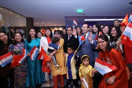 Thủ tướng Phạm Minh Chính chụp ảnh chung với đại diện cộng đồng người Việt Nam tại Luxembourg. (Ảnh: TTXVN)