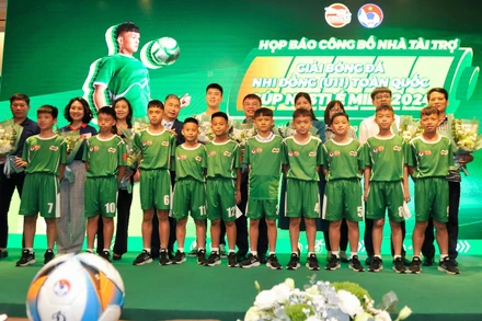 Các cầu thủ U11 tham dự giải đấu. 