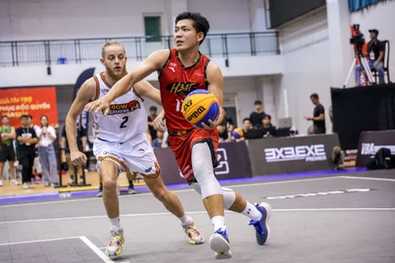 Võ Kim Bản (áo đỏ) cầu thủ Việt có màn trình diễn ấn tượng nhất.