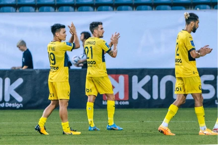 Quang Hải cùng những người đồng đội sau trận đấu với Dijon. (Ảnh: Pau FC)