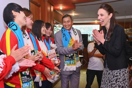 Thủ tướng New Zealand Jacinda Ardern gặp gỡ các thành viên đội tuyển nữ Việt Nam chiều 15/11. (Ảnh: VIỆT LINH)