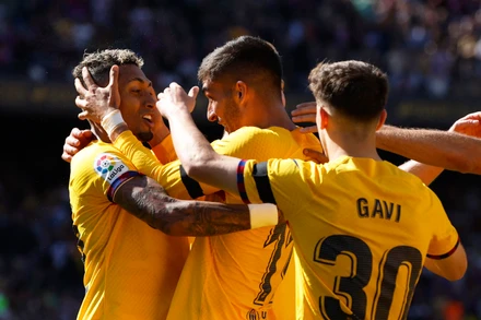 Cầu thủ Barca ăn mừng đầy phấn khích sau bàn thắng mở tỷ số, ngày 23/4. (Ảnh: Reuters)