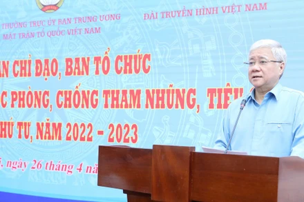 Chủ tịch Ủy ban Trung ương Mặt trận Tổ quốc Việt Nam Đỗ Văn Chiến phát biểu tại cuộc họp.