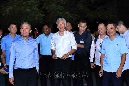 Thủ tướng Cộng hòa Singapore Lý Hiển Long đi dạo tại khu vực Hồ Hoàn Kiếm. (Ảnh: TTXVN)