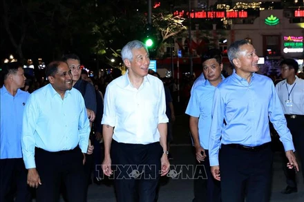 [Ảnh] Thủ tướng Singapore Lý Hiển Long chiêm ngưỡng vẻ đẹp Hà Nội về đêm
