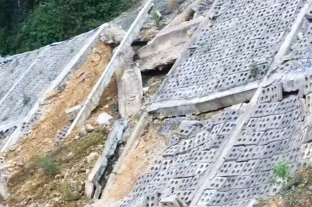 Khu vực sạt trượt ở trung tâm cửa khẩu quốc tế Cha Lo.